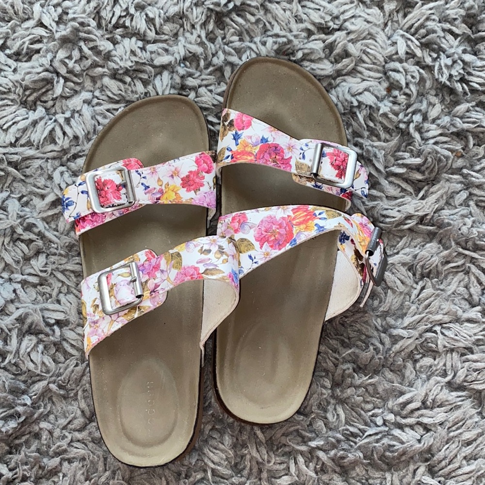 Slide on sandals. Floral.